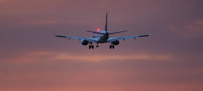 Συναγερμός στο Ανόβερο: Aνδρας έριξε το ΙΧ του στην πύλη του αεροδρομίου